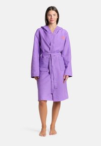 Accappatoio viola con cappuccio, maniche lunghe, cintura annodata in vita e due tasche applicate. Realizzato in tessuto morbido e strutturato.