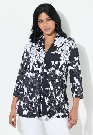 Zwart-wit bloemenblouse met kraag, 3/4 mouwen en een A-lijn snit; heeft een gedurfde bloemenprint op een gladde, lichtgewicht stof.