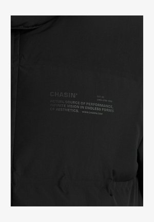 Giacca a vento nera con una texture liscia, dotata di stampa del logo sul retro. Design semplice, spessore medio e materiale resistente.