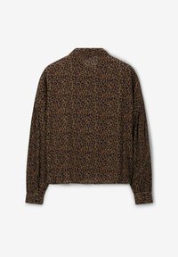 Chemise marron à manches longues avec un motif léopard. Tissu doux avec des poignets boutonnés et une coupe décontractée. Vue arrière affichée.