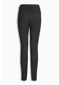 Pantalons noirs ajustés avec une texture lisse, dotés d'une taille et de deux poches arrière. Design minimaliste, sans matériel ou motifs visibles.