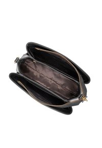 Czarna skórzana torba na ramię z dwiema przegrodami, złotym zamkiem błyskawicznym i gładką podszewką. Teksturowana powierzchnia z minimalistycznym wzorem.