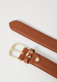 Ceinture en cuir marron avec une texture granuleuse, ornée d'une boucle et d'une boucle en métal doré, et d'un détail de fermeture à pression sur la sangle.