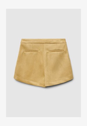 Pantaloncini gialli corti realizzati in tessuto morbido, caratterizzati da una texture liscia, due tasche posteriori e una cintura aderente con orlo pulito.