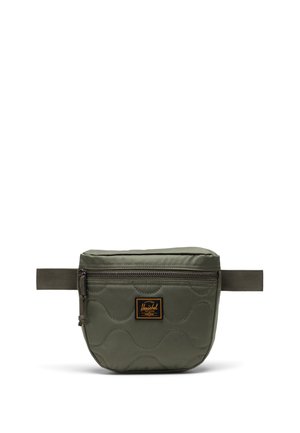Marsupio Herschel verde oliva con tasca frontale con zip, tracolla regolabile e patch con logo sulla superficie in tessuto trapuntato.