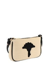 Borsa a mano intrecciata beige con dettagli neri e un design floreale embossato in nero. Dotata di chiusura con cerniera e tracolla regolabile.
