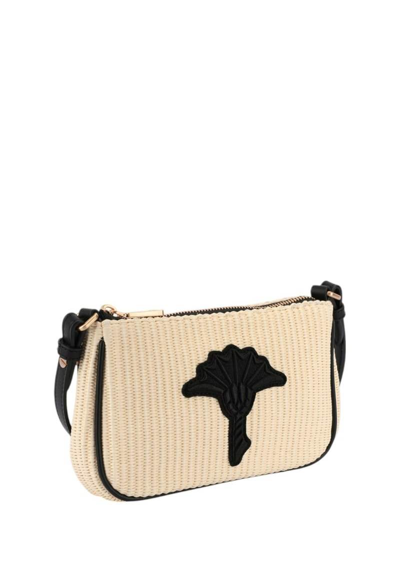 Beige gewebte Handtasche mit schwarzen Akzenten und einem geprägten schwarzen Blumendesign. Sie verfügt über einen Reißverschluss und einen verstellbaren Trageriemen.