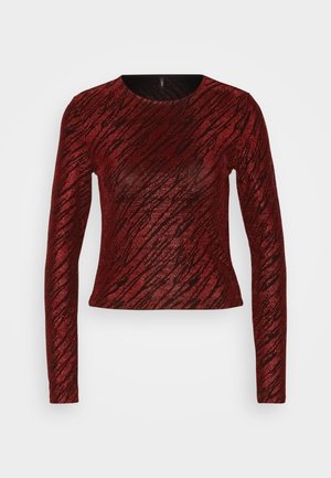 T-shirt rouge à manches longues avec un subtil éclat, featuring des rayures noires diagonales. Fabriqué en matériau léger et transparent avec un col rond.