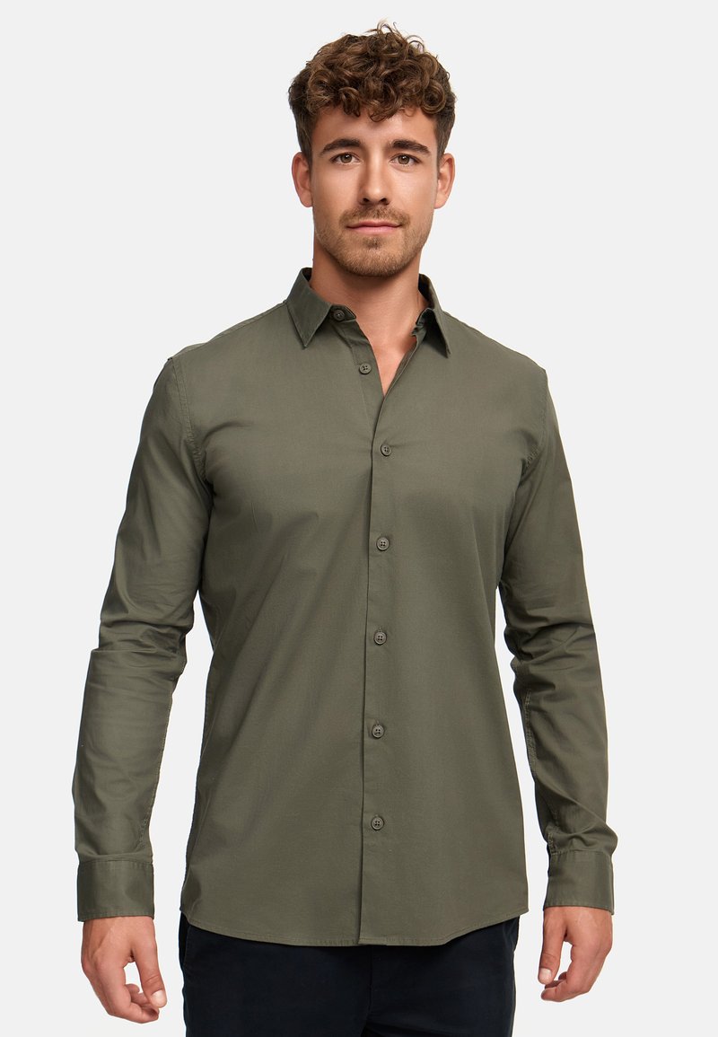 Košulja s dugim rukavima u maslinastoj boji, slim fit, izrađena od glatkog materijala. Ima okovratnik i dugmad na manžetama.