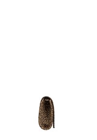 Borsa a pochette con stampa leopardata, realizzata in tessuto liscio, di forma ovale con manico superiore, dotata di una morbida fodera interna e priva di hardware esterno.