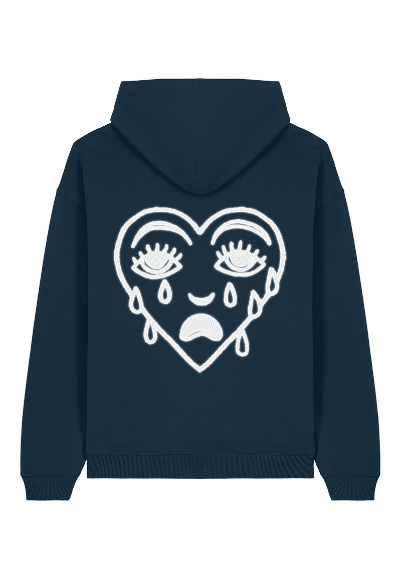 Sweatshirt à capuche bleu marine avec un grand motif de cœur blanc, les yeux fermés et des larmes, des détails brodés et une texture douce.