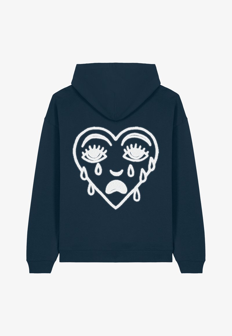 Zila jaka ar kapuci, kurai ir liela balta sirds grafika ar aizvērtām acīm un asarām, izšūtu detaļu un mīkstu tekstūru.