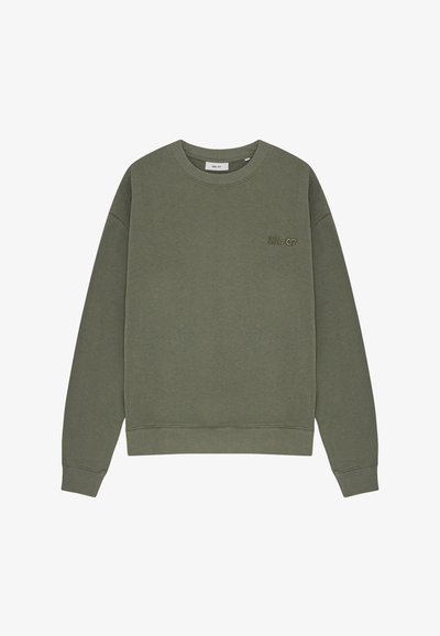 Oliwkowy sweter z miękkiego materiału, z ribbingu na mankietach i u dołu, okrągłym dekoltem oraz subtelnym haftem NN. 07 na klatce piersiowej.