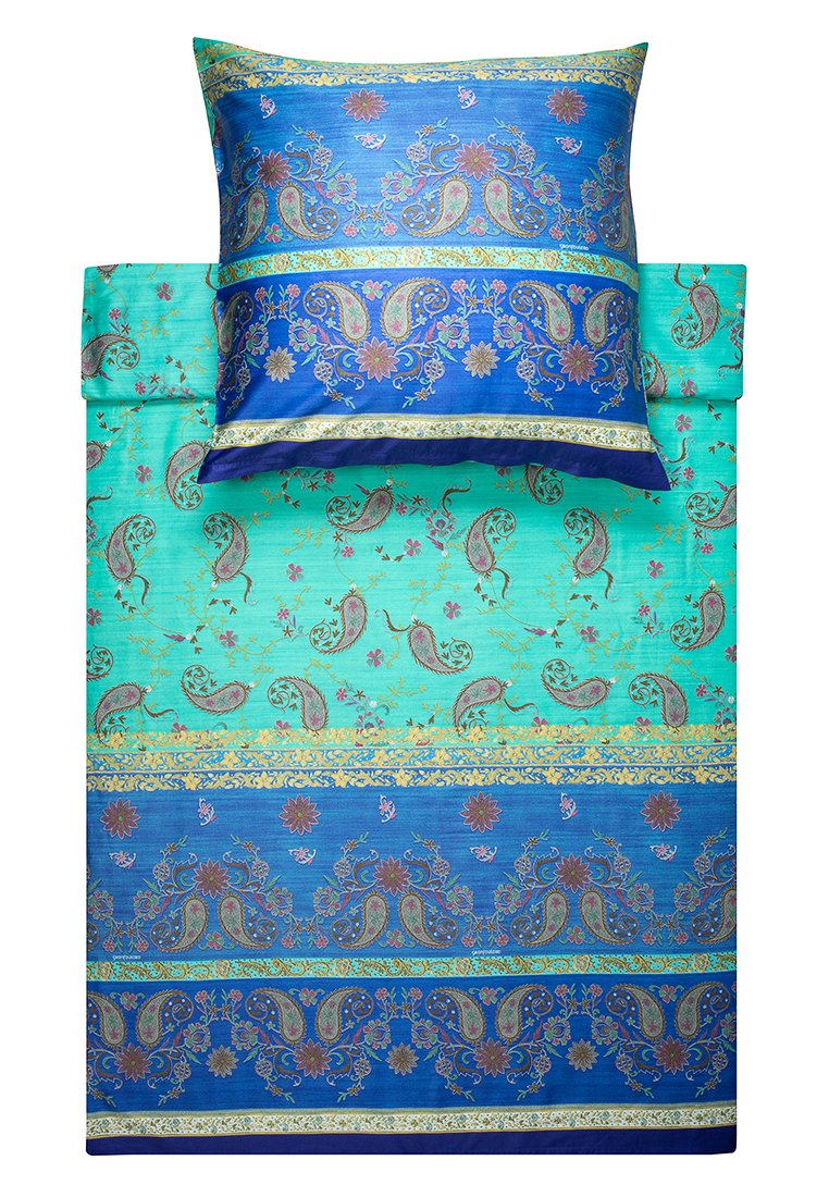 Set di biancheria da letto blu e turchese con motivi paisley e floreali, e bordi decorativi in oro. Include copriletto e federe.