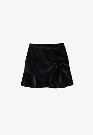 Mini jupe noire pailletée avec un ourlet évasé, une taille élastique et un détail froncé sur un côté, fabriquée en tissu texturé et brillant.