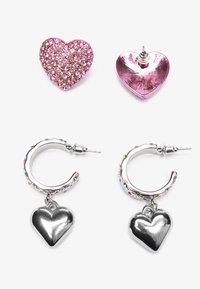Pendientes de corazón de purpurina rosa y aros de plata con colgante de corazón pulido, que presentan adornos multicolores en los aros.