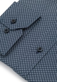 Koszula w marynarskim wzorze z małymi białymi kwadratami, dwiema czarnymi guzikami i gładką bawełnianą teksturą z zagiętym kołnierzykiem.