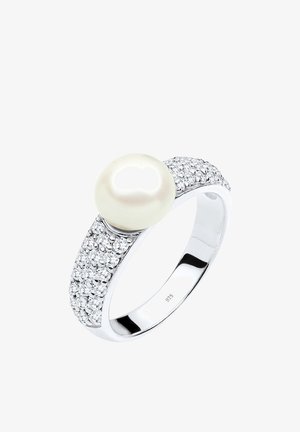 Silberring mit einer großen weißen Perle in der Mitte, akzentuiert durch kleine klare Edelsteine am Band. Glatte Oberfläche und rundes Design.
