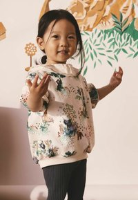 Vaaleanvärinen collegepaita, jossa luontoteemaisia kuvituksia, pökerryttävät lyhyet hihat ja resorit hihansuissa. Yhdistetty tummiin resorihousuihin.