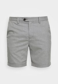 Pantaloni corti in tessuto grigio con una leggera texture, dotati di chiusura a bottone, tasche frontali e orli arrotolati per un aspetto curato.