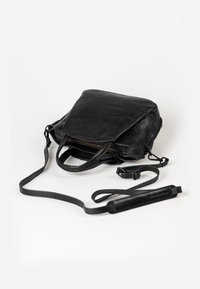 Borsa in pelle nera con un design strutturato, doppie maniglie superiori e una tracolla regolabile. Presenta una chiusura con zip e una superficie testurizzata.
