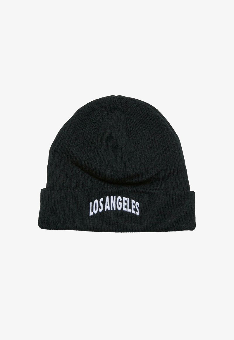 Juodas megztas skrybėlė su balta siuvinėta užrašu "LOS ANGELES" ant krašto. Minkšta tekstūra, apvalus viršus ir sulenktas kraštas.