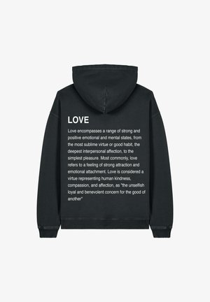 Un sweat à capuche noir avec un cordon de serrage, comportant un texte imprimé en blanc au dos. Le texte définit "l'amour", détaillant ses significations et attributs.