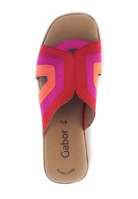Sandal in rosso e rosa con una parte superiore caratterizzata da ritagli geometrici, morbida texture scamosciata e una soletta imbottita. Nome del marchio "Gabor" visibile.