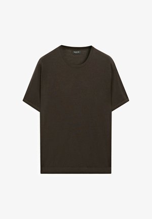 Brun bomull t-shirt med rund hals, korta ärmar och rak fåll. Slät textur, enkel design och odekorerad yta.