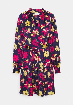 Robe bleu marine à col en V avec manches longues, imprimé floral jaune et rose, taille froncée avec ceinture assortie en tissu, et jupe à volants.