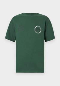 Πράσινο βαμβακερό T-shirt με στρογγυλή λαιμόκοψη. Διαθέτει κυκλικό λογότυπο στο στήθος και τυπωμένο κείμενο στην αριστερή πλευρά. Κοντά μανίκια, άνετη γραμμή.