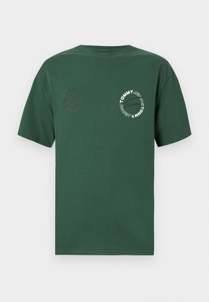 Πράσινο βαμβακερό T-shirt με στρογγυλή λαιμόκοψη. Διαθέτει κυκλικό λογότυπο στο στήθος και τυπωμένο κείμενο στην αριστερή πλευρά. Κοντά μανίκια, άνετη γραμμή.