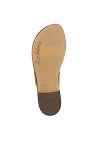 Bruine sandaalzool met een gladde, tan gekleurde textuur en een donkerder rubberen hak, met stiksels langs de rand. "Sam Edelman" is ingekrast.