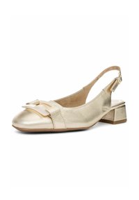 Zapato dorado tipo slingback con tacón bloque rectangular, que presenta un detalle de lazo y correa. Fabricado en cuero metálico liso con puntera redondeada.