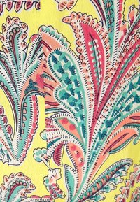 Tkanina w wzór z żywym designem paisley w kolorach turkusu, różu i pomarańczy na żółtym tle, z misternymi detalami.