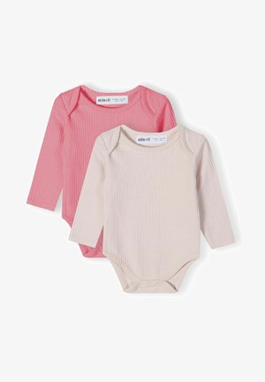 Két hosszú ujjú baba body, egyik rózsaszín, a másik bézs, bordázott textúrával és patentos záródással az alján. A márka címkéje látható a nyaknál.
