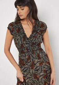 Apricot RUSTIC LEAF PRINT SMOCKED - Maxikleid - rust