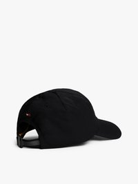 Svart baseball-caps med buet skjerm, justerbar stropp og to luftehull på kronen for ventilasjon. Har en liten logotag.