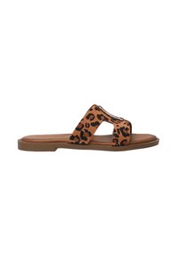 Platforer i leopardprint med en overdel i brun kunstlæder og to krydsede remme, der har en polstret indersål og flad gummisål.