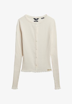 Cárdigan de manga larga de canalé en crema con botones en la parte delantera y pequeño logo dorado "Superdry" cerca del dobladillo sobre un fondo blanco.