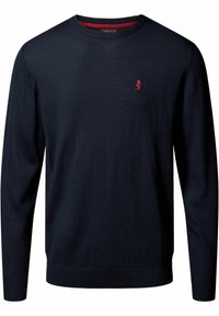 Marinblauer Strickpullover mit Rundhalsausschnitt, gerippten Bündchen und Saum sowie einem kleinen roten Logo auf der Brust. Glatte Textur, keine Muster.