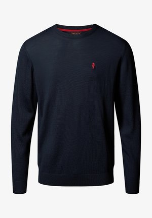 Granatowy sweter dzianinowy z okrągłym dekoltem, ściągaczami przy mankietach i dole, z małym czerwonym logo na piersi. Gładka tekstura, bez wzorów.