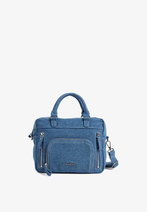 Blauwe denim handtas met twee bovenhandvatten, een afneembare schouderband, een voorvak met ritssluiting en een merklogo. Heeft een gestructureerd ontwerp.