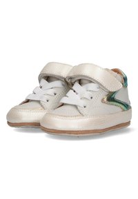 Witte leren sneakers met een gestructureerd oppervlak, flexibele rubberen zool, dubbele klittenbandsluiting en groene metallic acccent aan de zijkant.