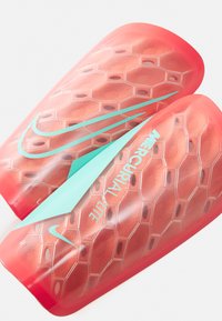 Røde hexagonale Nike Mercurial Lite shin guards med en glat overflade og blå accenter, der har udskæringer for åndbarhed.
