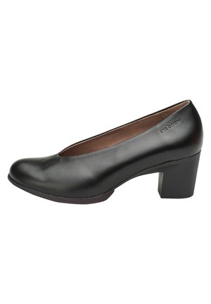 Zapato de tacón alto de cuero negro con punta redondeada y tacón cuadrado. Textura suave y diseño minimalista, que muestra una silueta elegante.