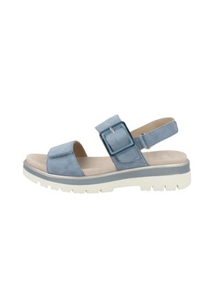 Sandalo piatto in suede blu con cinturino alla caviglia regolabile, grande fibbia quadrata e suola in gomma bianca con un motivo di battistrada testurizzato.