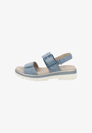 Platblau suède sandaal met een verstelbare enkelband, grote vierkante gesp en een witte rubberen zool met een getextureerd loopvlak.