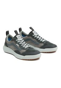 Grå och svarta sneakers med mesh- och mockamaterial, vita snören, kontrasterande sidostripes, vadderad krage och gummisula med grepp.