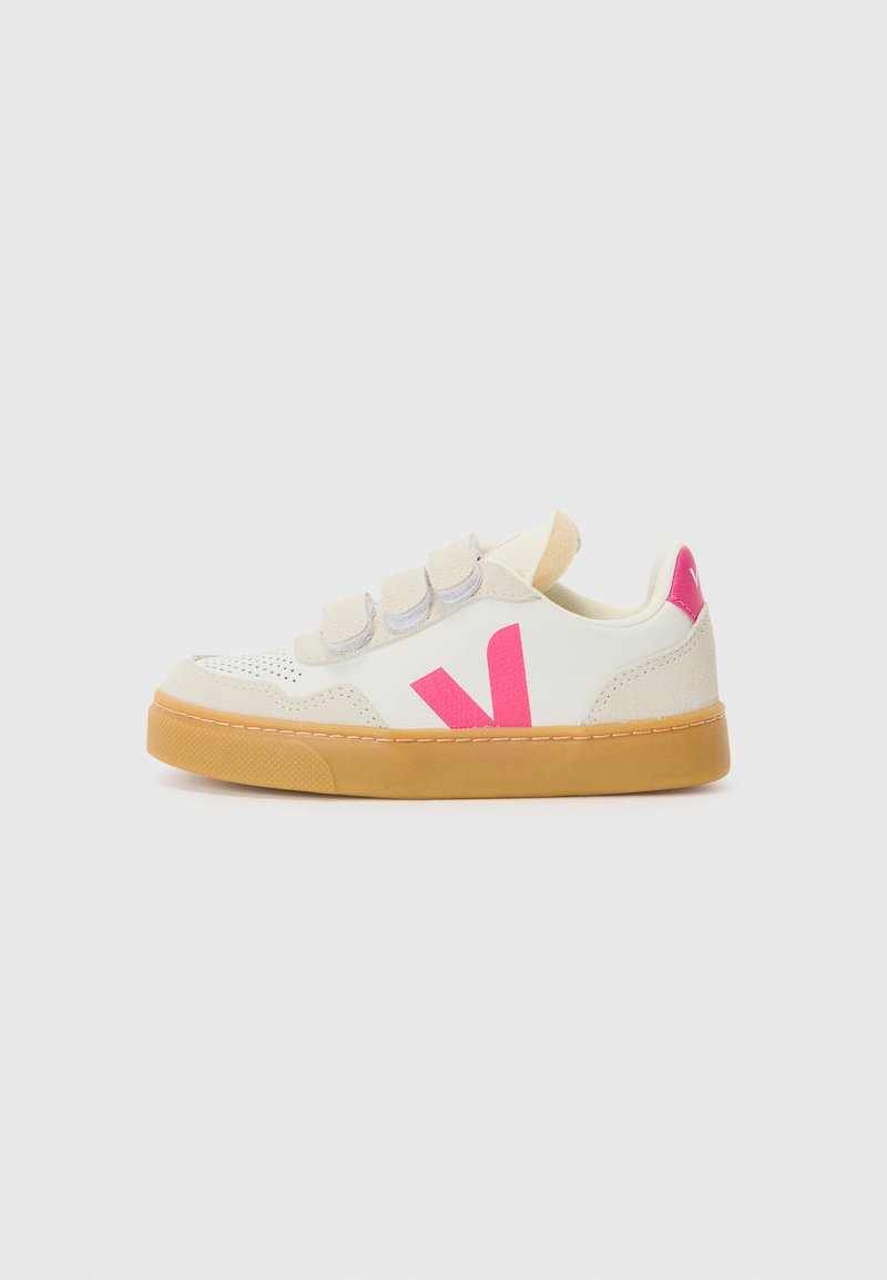 Skoene har en kremfarget overdel med rosa detaljer, borrelåslukking, perforert tå, og såle i gummi. Sveitsisk skinn og lær er materialene som er brukt.